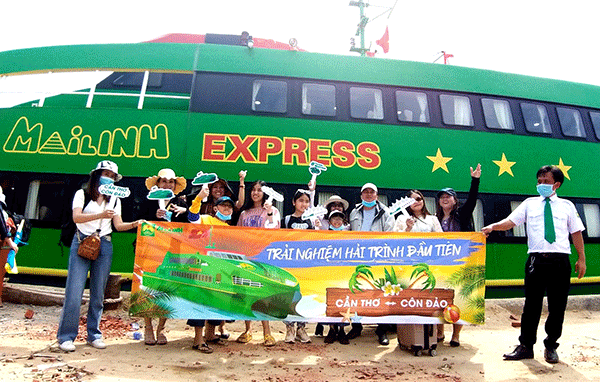 Những hành khách đầu tiên trải nghiệm tàu Mai Linh Express Cần Thơ - Côn Đảo check-in tại Bến Ðầm, Côn Ðảo.
