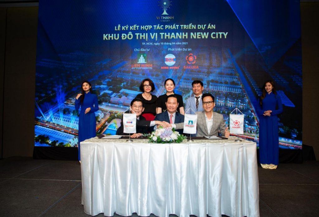 Đại diện Liên Minh Group, Công ty Băng Dương và Sakura Group ký kết hợp tác phát triển dự án Vị Thanh New City. Ảnh: Công ty CP Liên Minh.