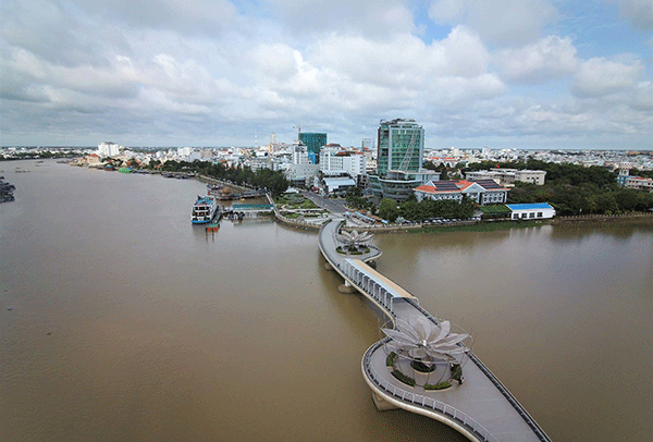Cầu đi bộ là điểm nhấn của đô thị quận Ninh Kiều. đô thị Cần Thơ